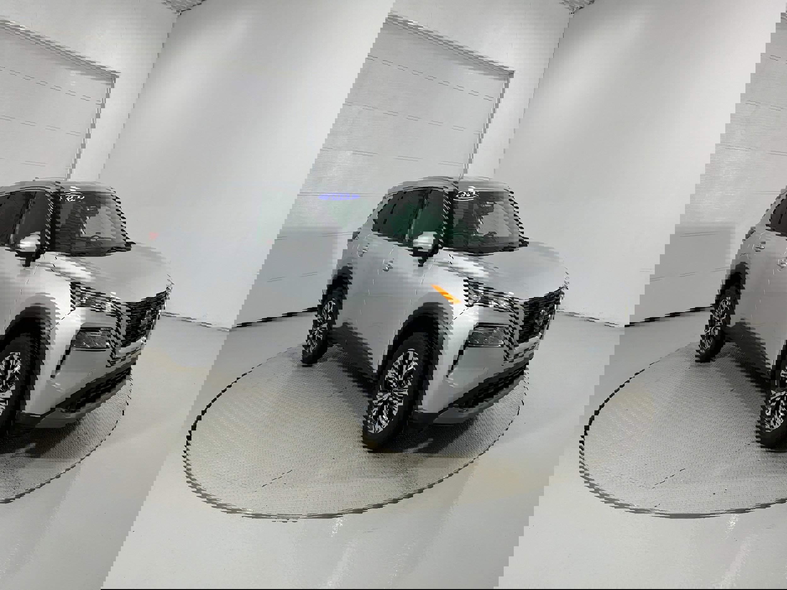 Used 2021 Nissan Rogue SV image 2