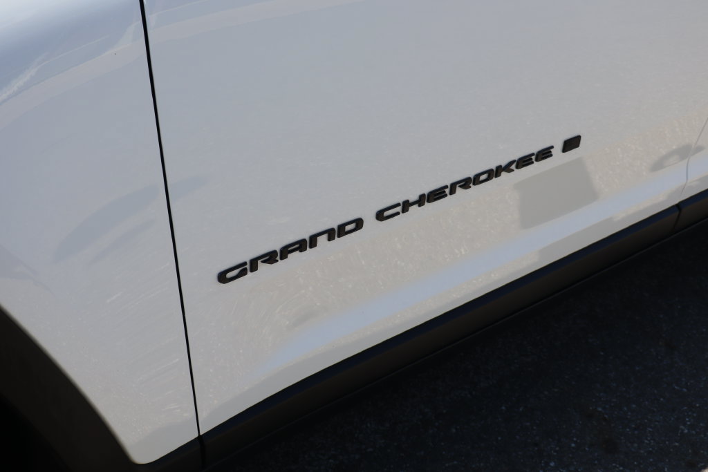 Used 2024 Jeep Grand Cherokee Altitude AWD/4WD image 8
