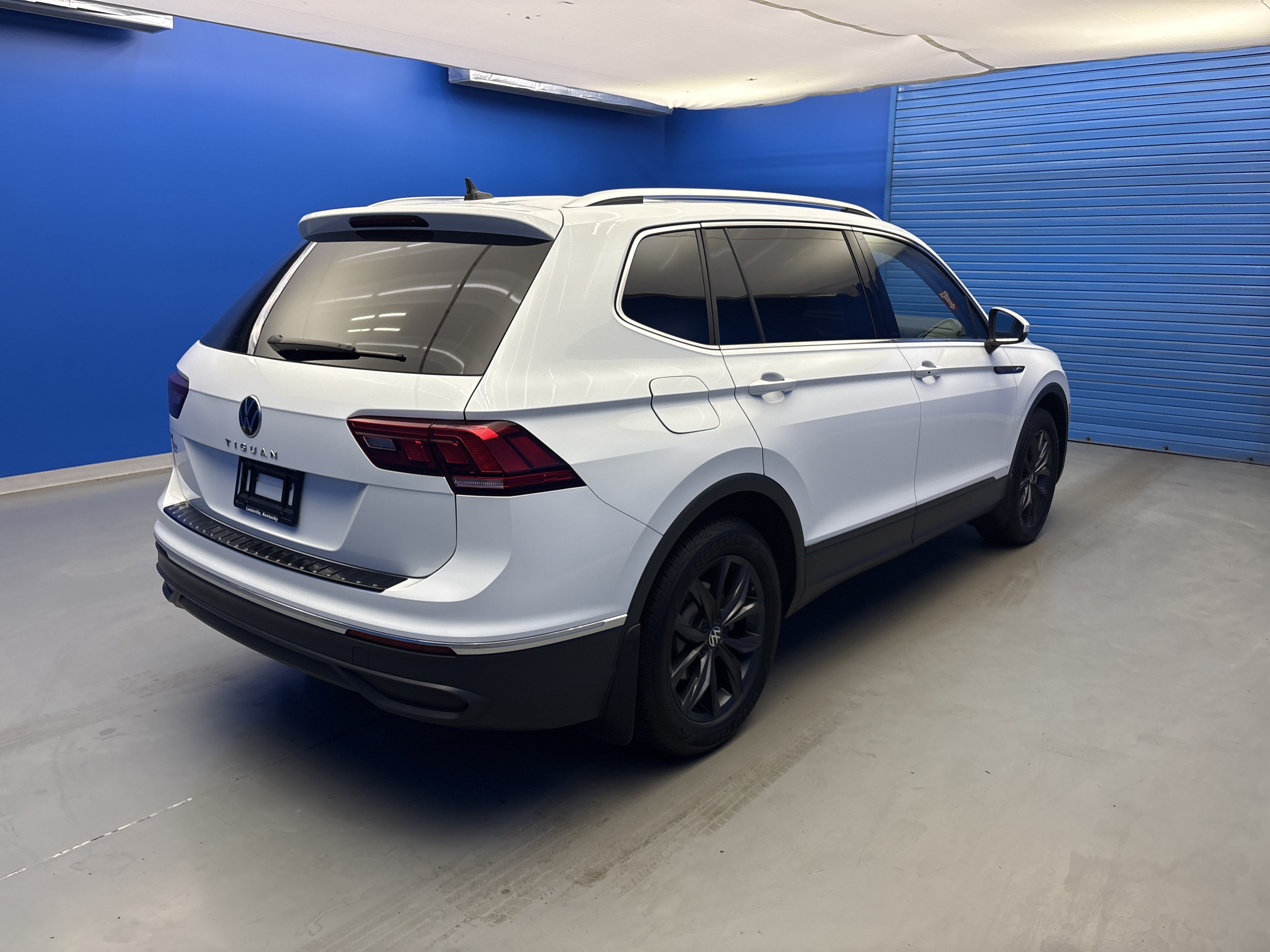 Used 2024 Volkswagen Tiguan SE w/ Panoramic Sunroof Package FWD image 11