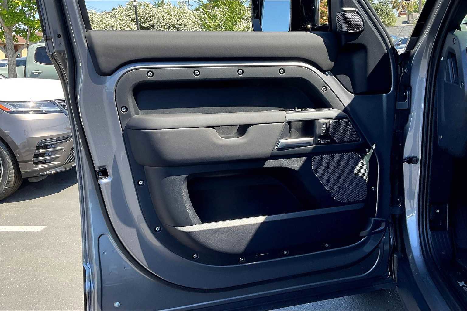 Used 2024 Land Rover Defender 110 X-Dynamic SE image 25