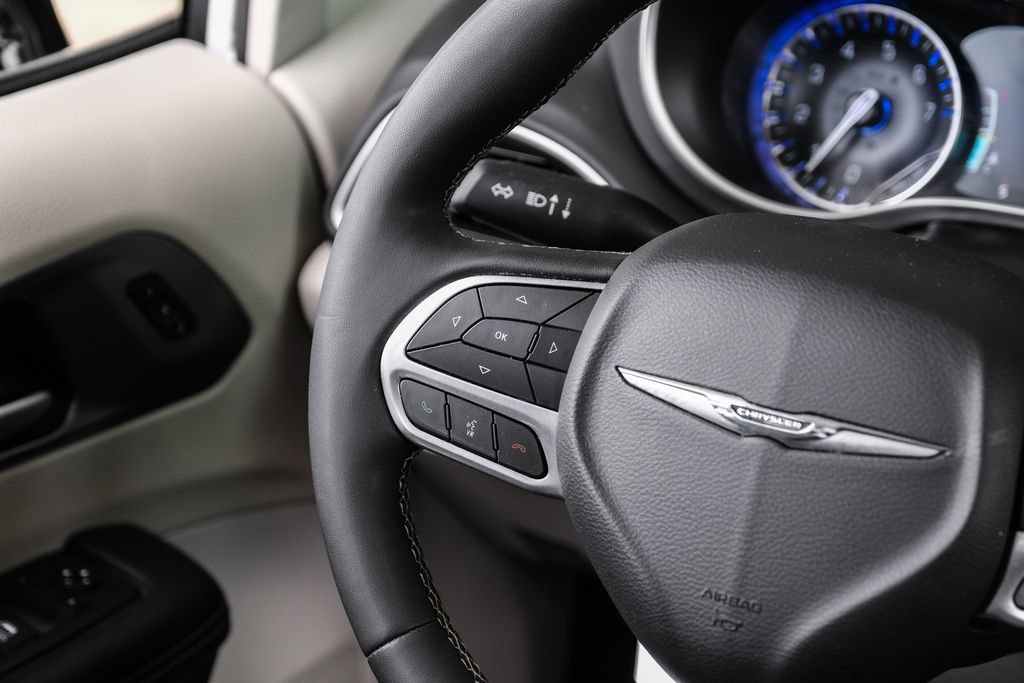 Used 2024 Chrysler Pacifica Touring-L FWD image 26