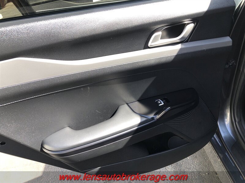 Used 2022 Kia K5 LXS FWD image 16