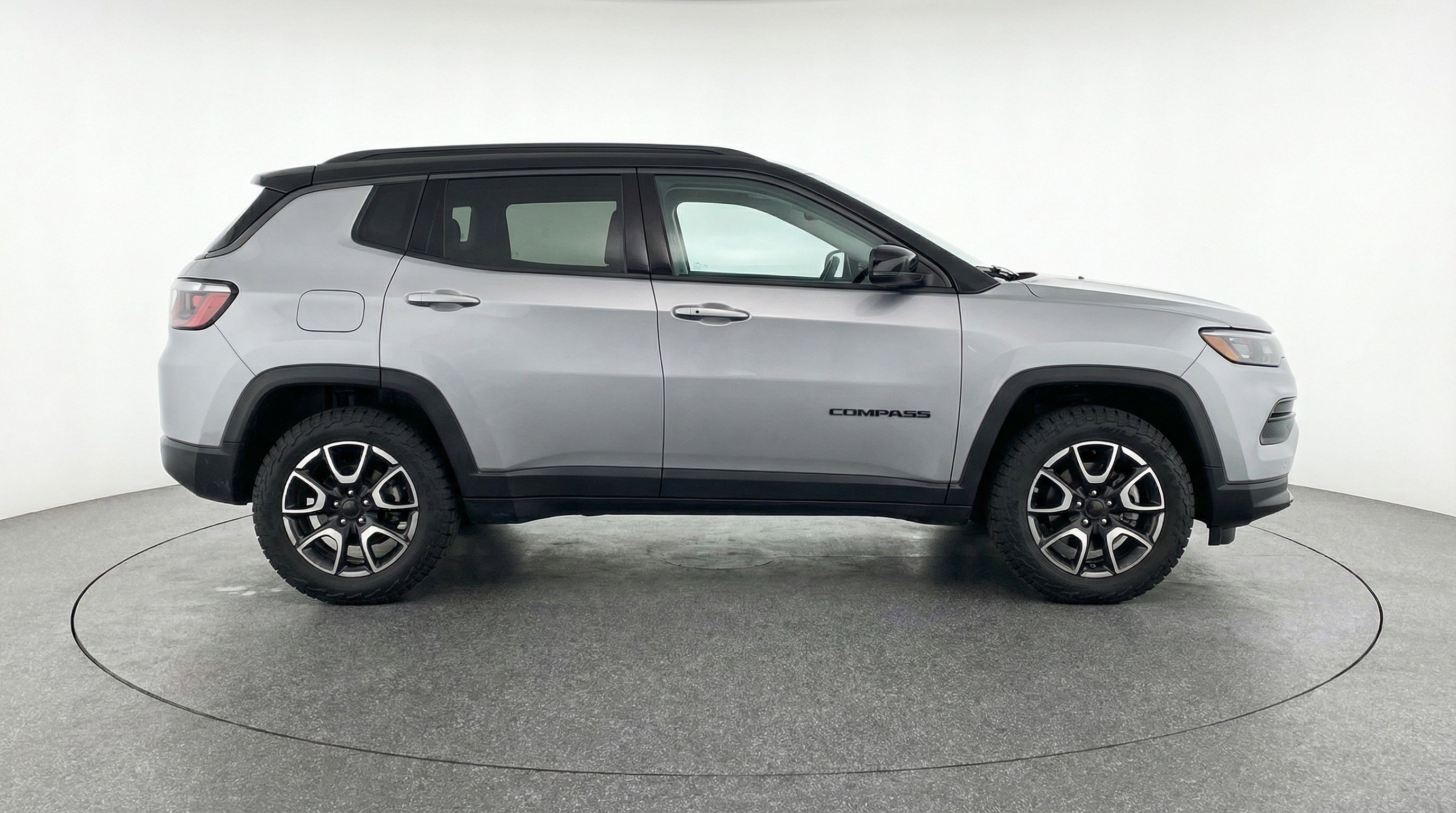 Used 2025 Jeep Compass Trailhawk AWD/4WD image 11