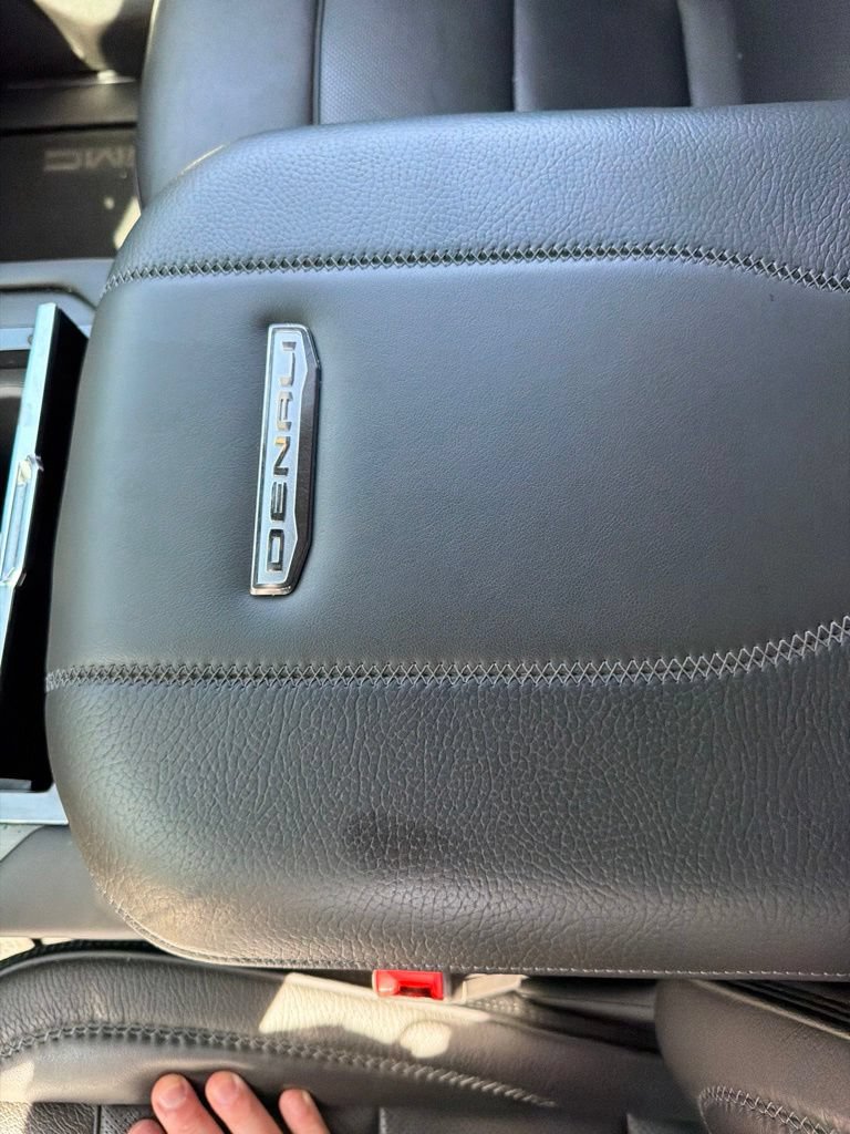Used 2025 GMC Yukon XL Denali AWD/4WD image 12