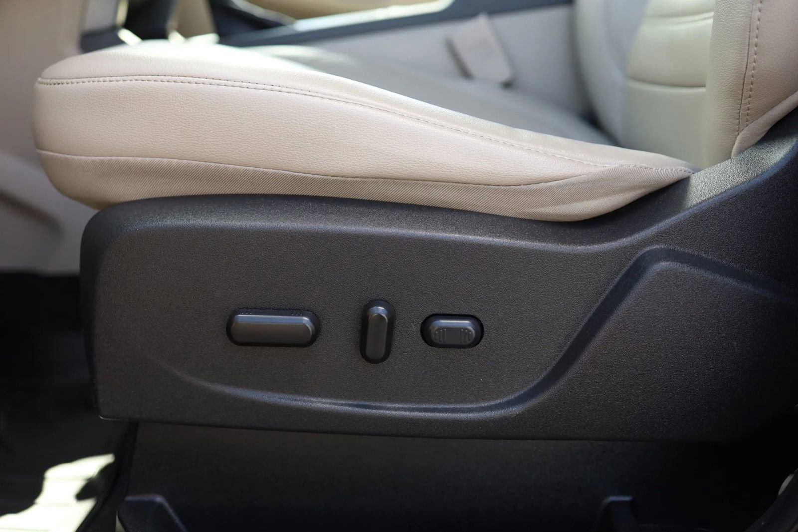 Used 2017 Ford Escape SE w/ SE Leather Comfort Package image 14