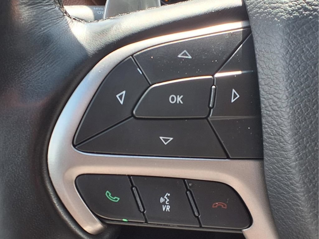 Used 2020 Jeep Grand Cherokee Overland AWD/4WD image 16