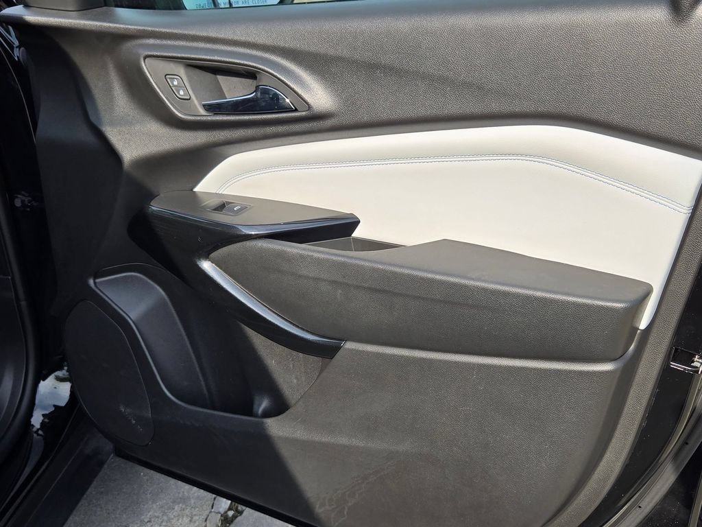 Used 2025 Chevrolet Trax LT w/ LT Convenience Package FWD image 34