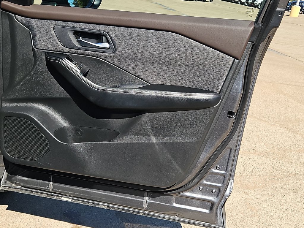 Used 2023 Nissan Rogue SV FWD image 31
