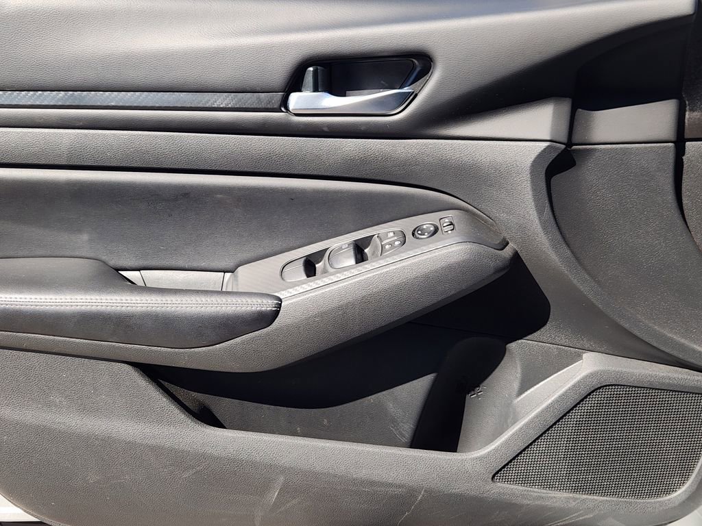 Used 2024 Nissan Altima 2.5 SV image 16