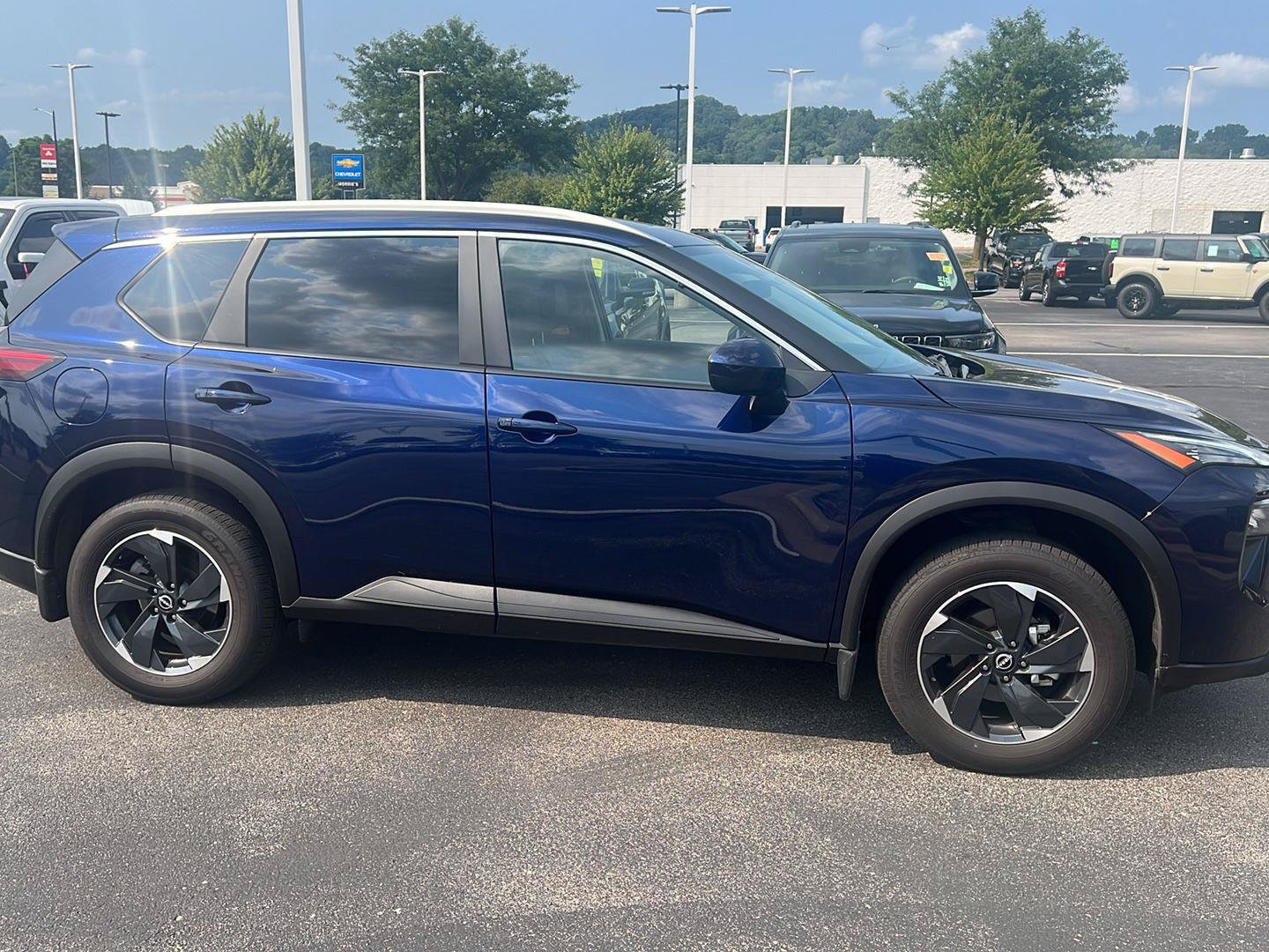 Used 2025 Nissan Rogue SV w/ SV Premium Package AWD/4WD image 3