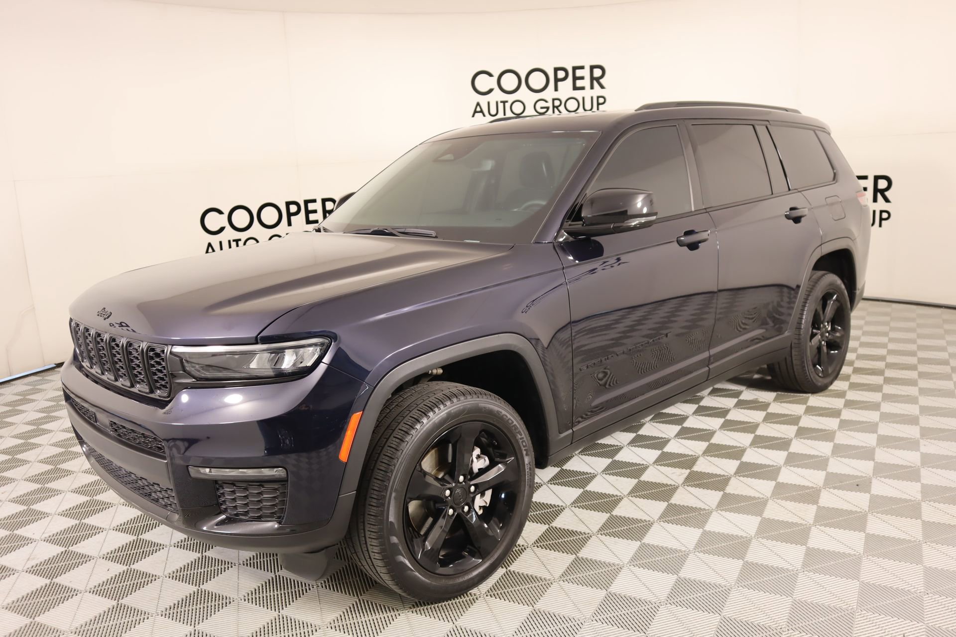 Used 2024 Jeep Grand Cherokee L Limited w/ Black Appearance Package image 11