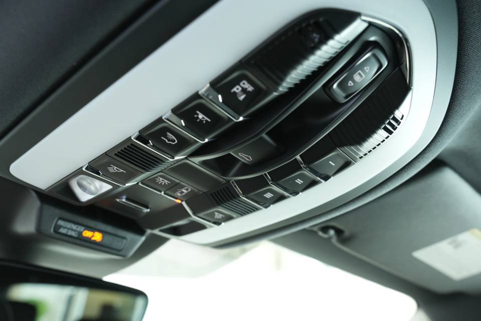 Certified 2025 Porsche Macan AWD/4WD image 37