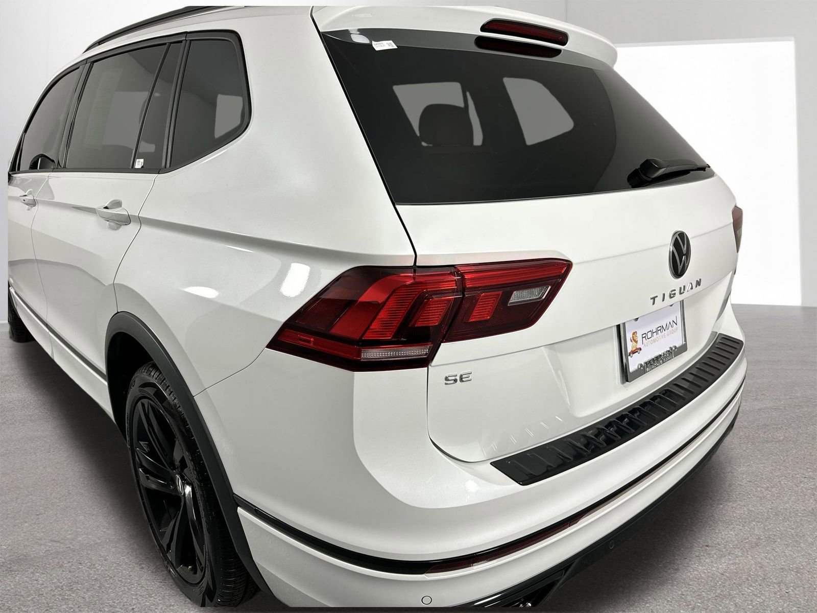 Used 2024 Volkswagen Tiguan SE R-Line image 32