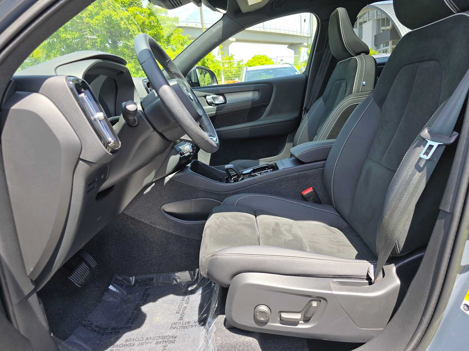 Certified 2023 Volvo XC40 B5 Plus w/ Protection Package Premier AWD/4WD image 19