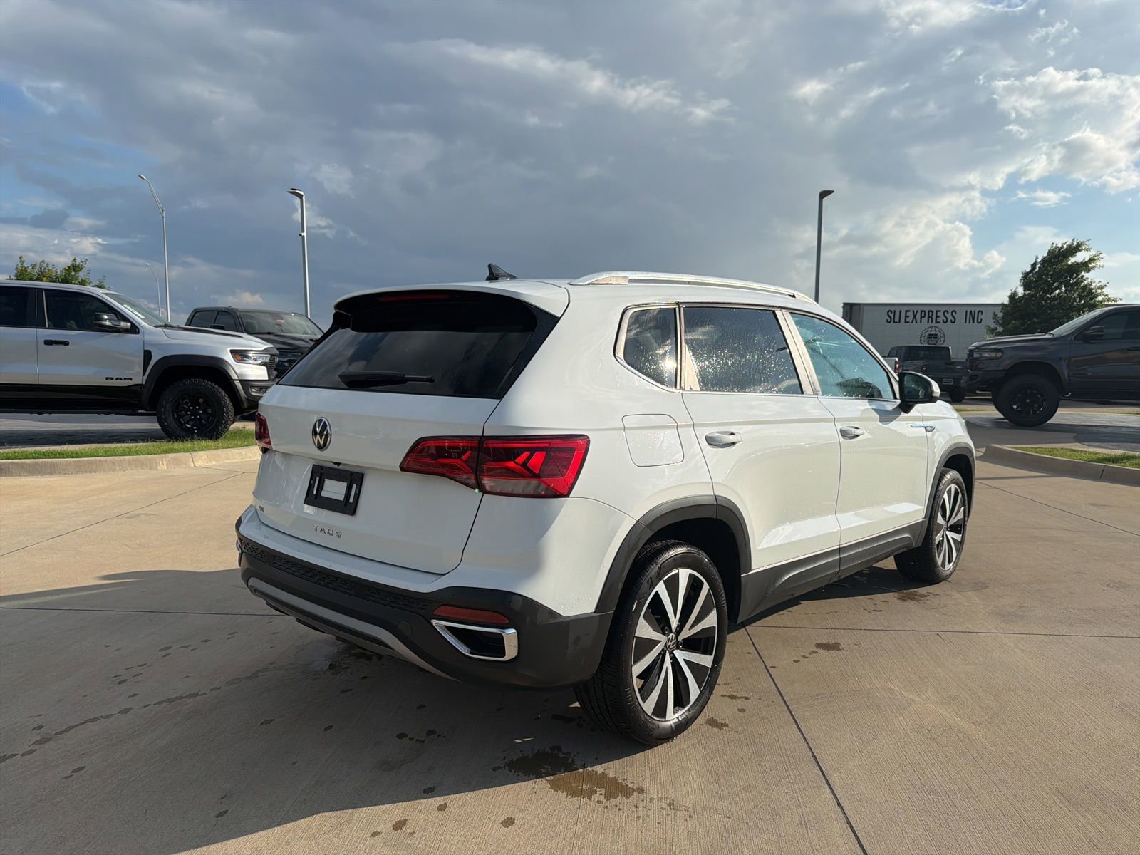 Used 2024 Volkswagen Taos SE FWD image 5