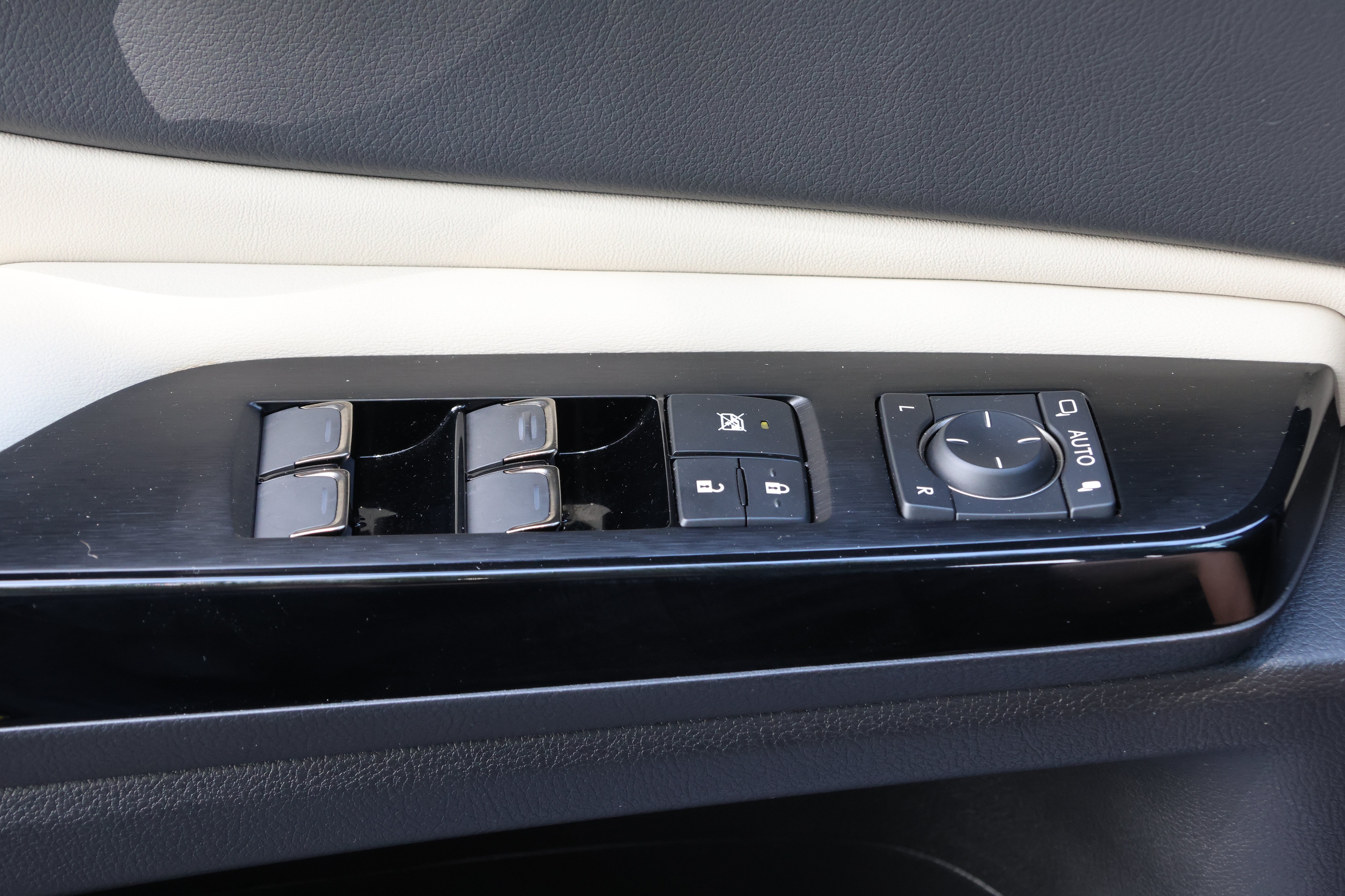 Used 2025 Lexus ES 300h w/ Premium Package FWD image 14