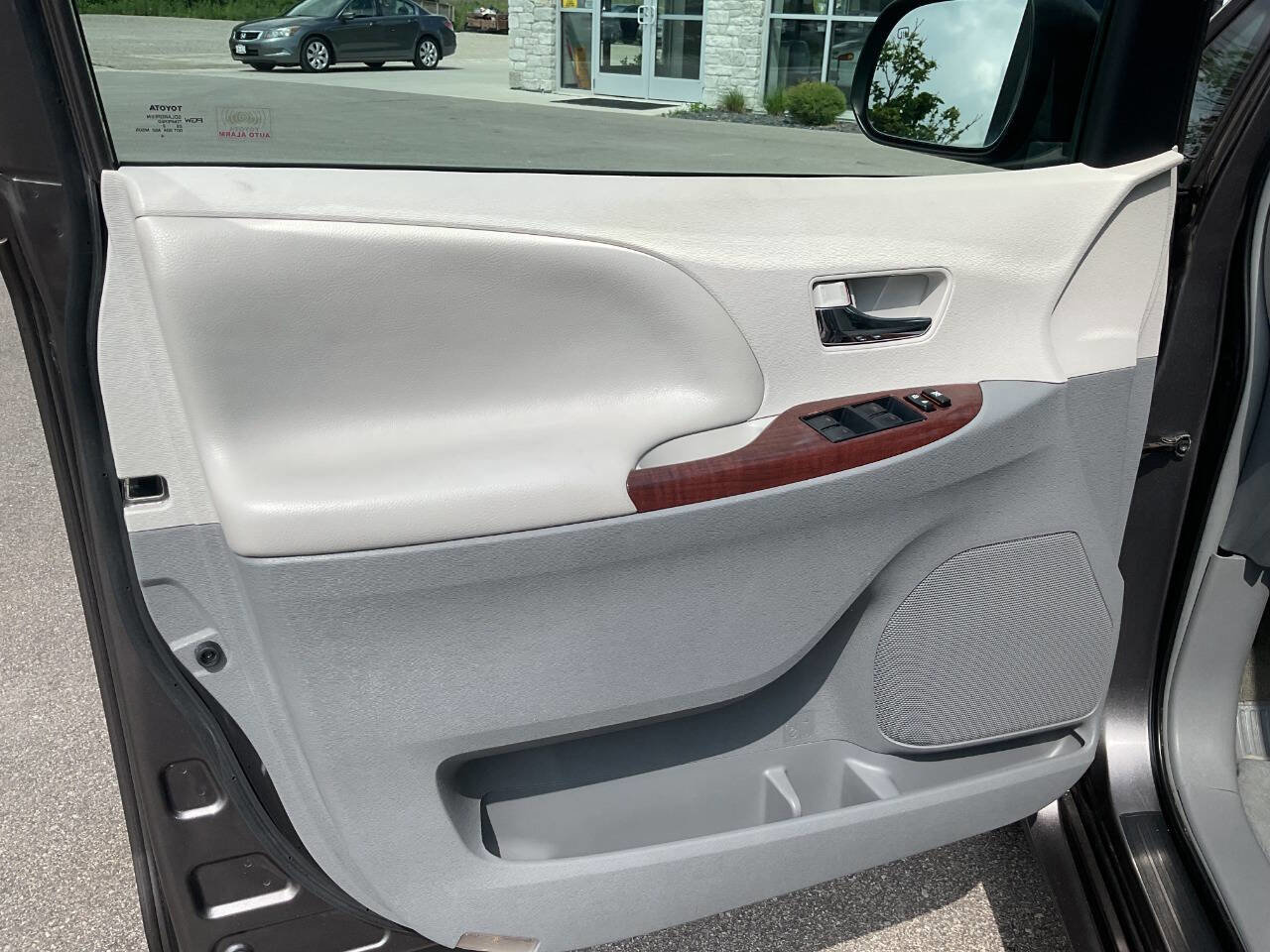 Used 2012 Toyota Sienna XLE FWD image 26