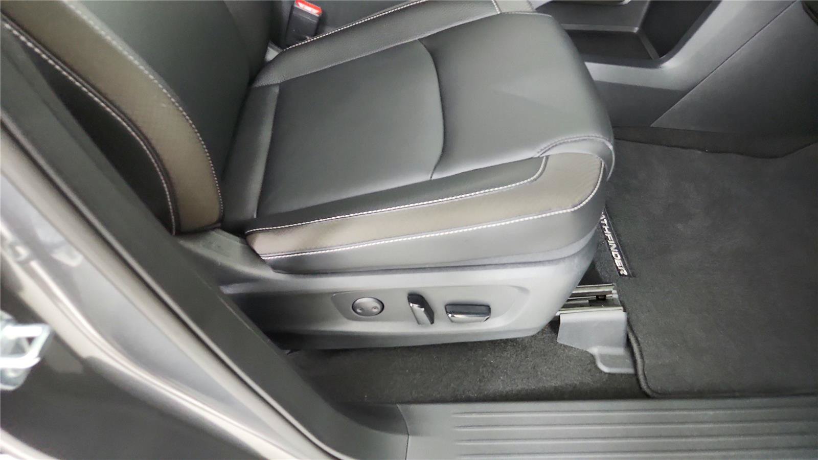 Used 2025 Nissan Pathfinder SL FWD image 28
