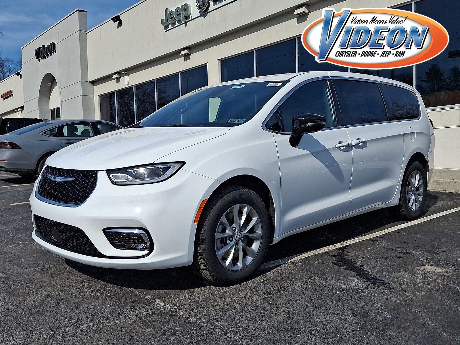 New 2026 Chrysler Pacifica Select image 1