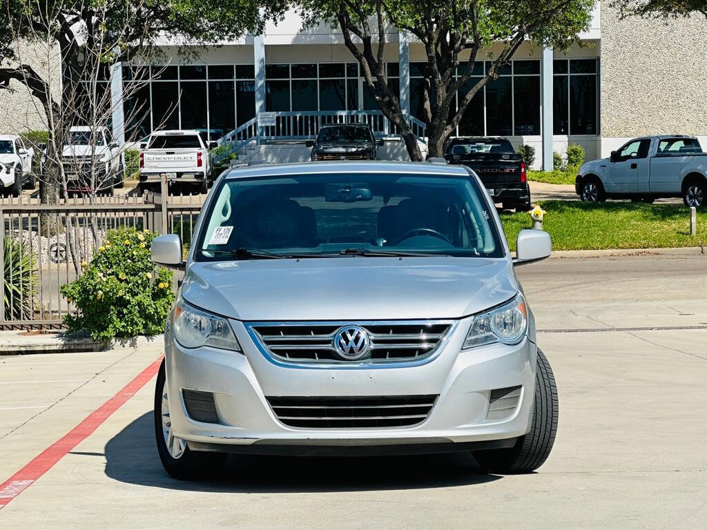 Used 2012 Volkswagen Routan SE image 2