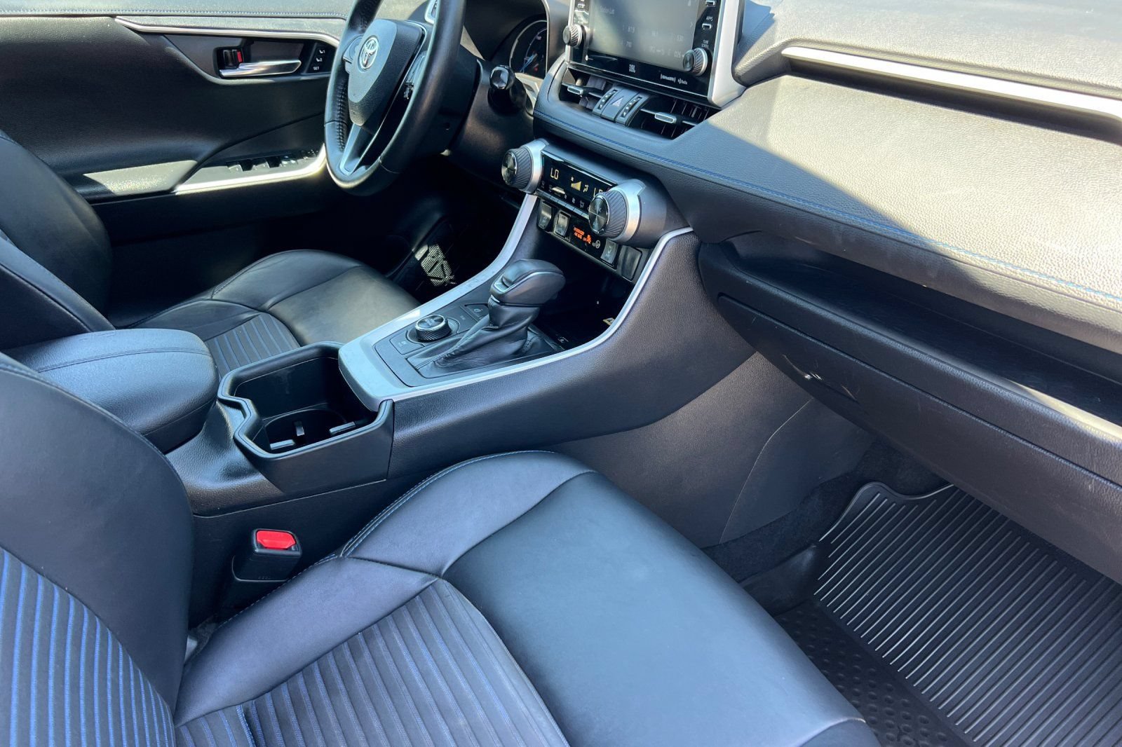 Used 2022 Toyota RAV4 XSE AWD/4WD image 17