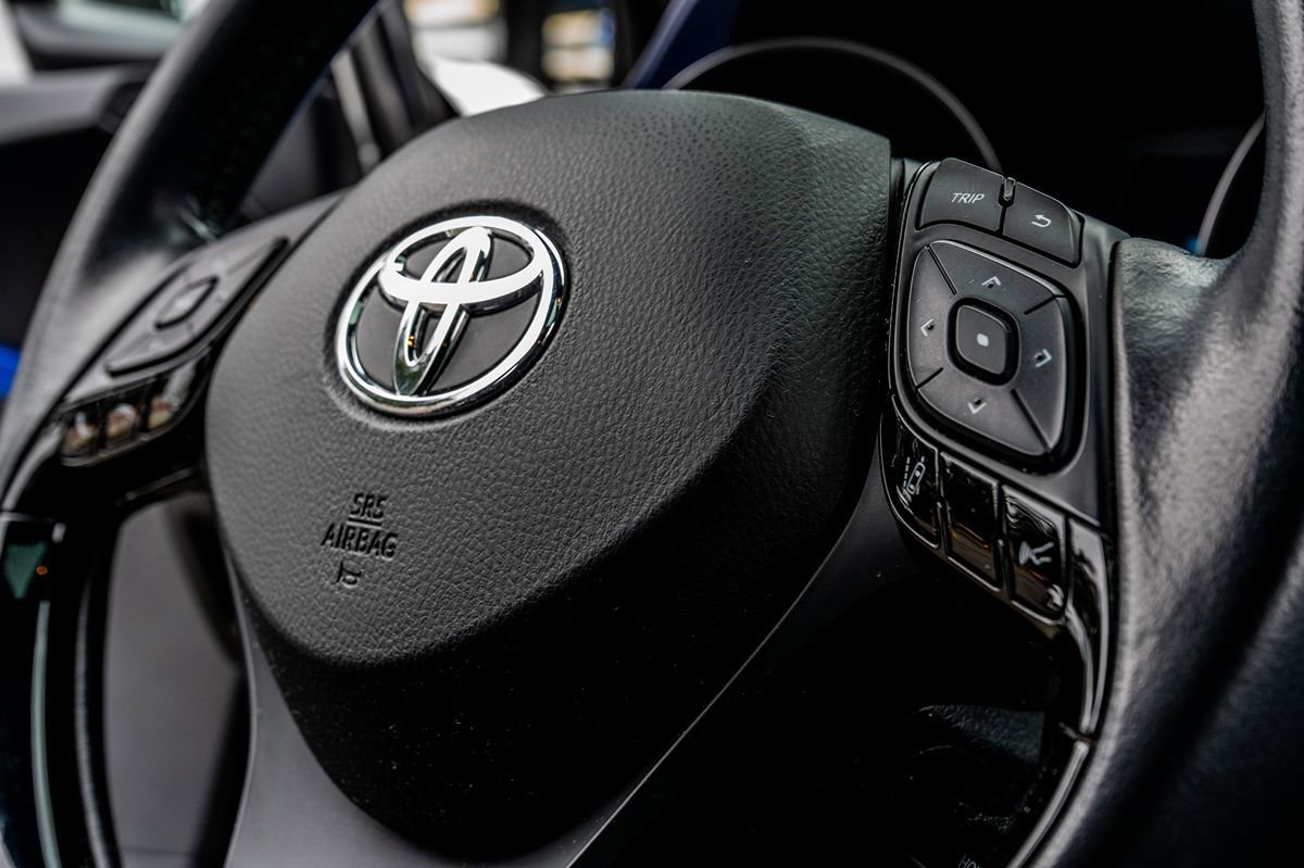 Used 2021 Toyota C-HR XLE image 28