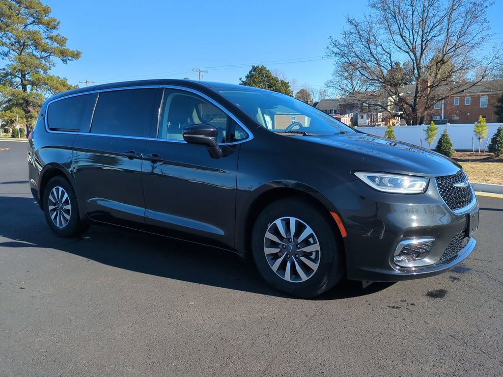 Used 2024 Chrysler Pacifica Select image 2