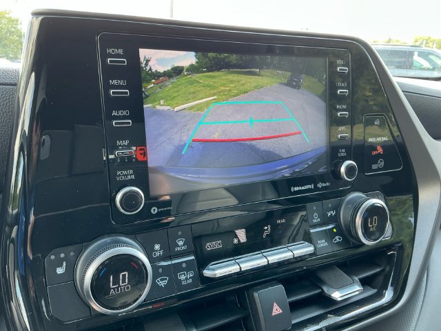 Used 2021 Toyota Highlander XLE AWD/4WD image 22