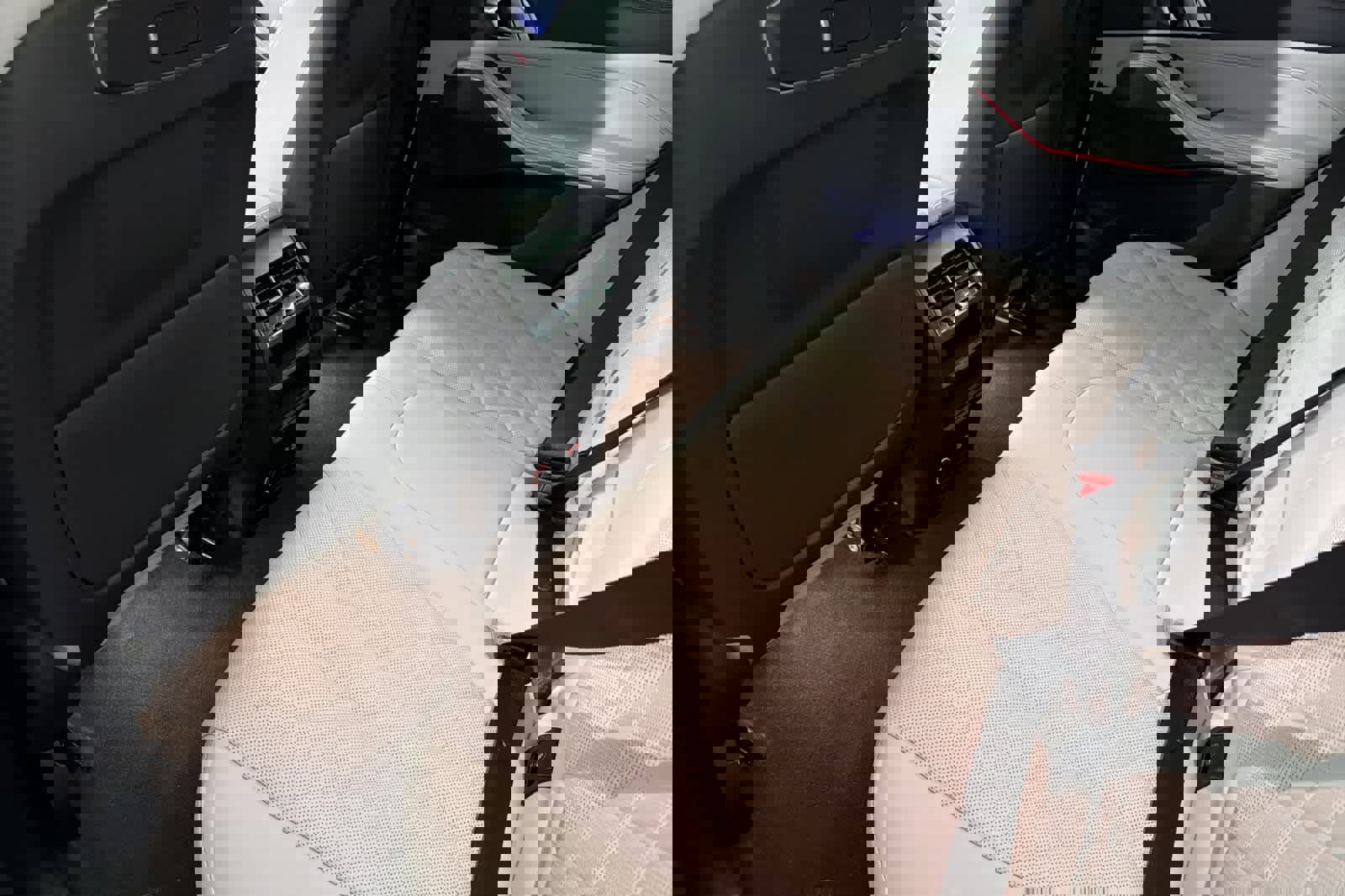 Used 2024 BMW X5 xDrive50e image 4