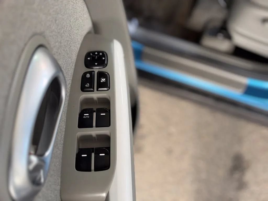 Used 2016 Kia Soul EV FWD image 23