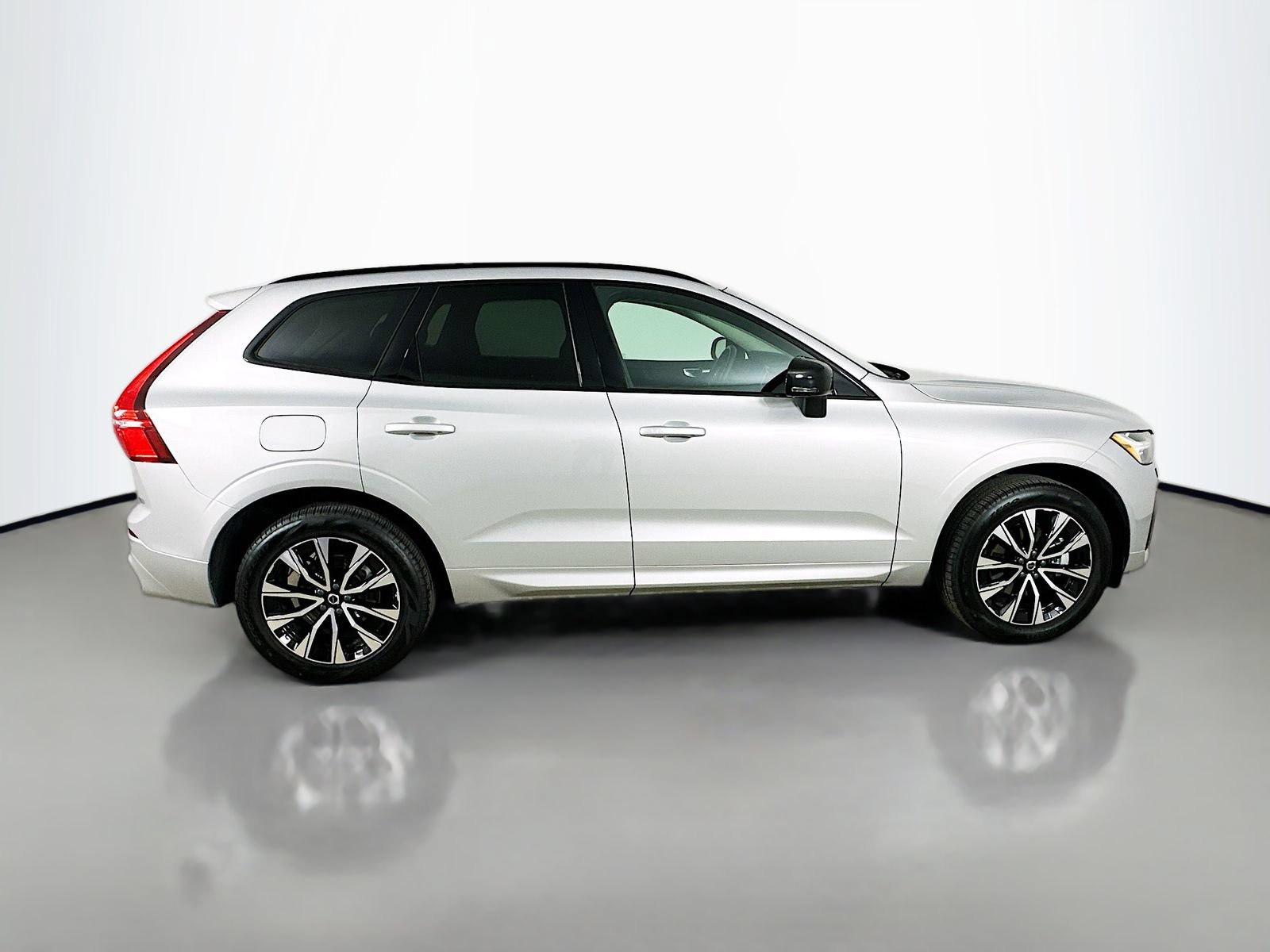 Used 2025 Volvo XC60 B5 Core AWD/4WD image 4