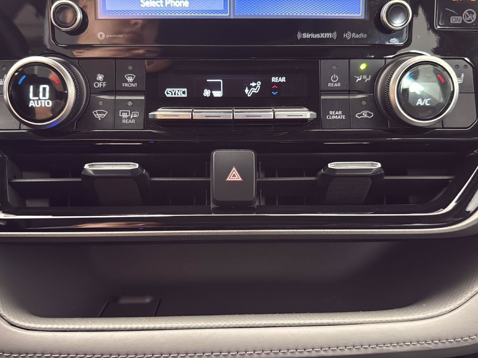 Used 2021 Toyota Highlander XLE AWD/4WD image 13