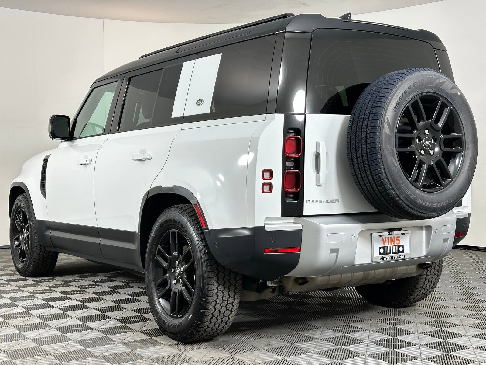 Used 2023 Land Rover Defender 110 S AWD/4WD image 38