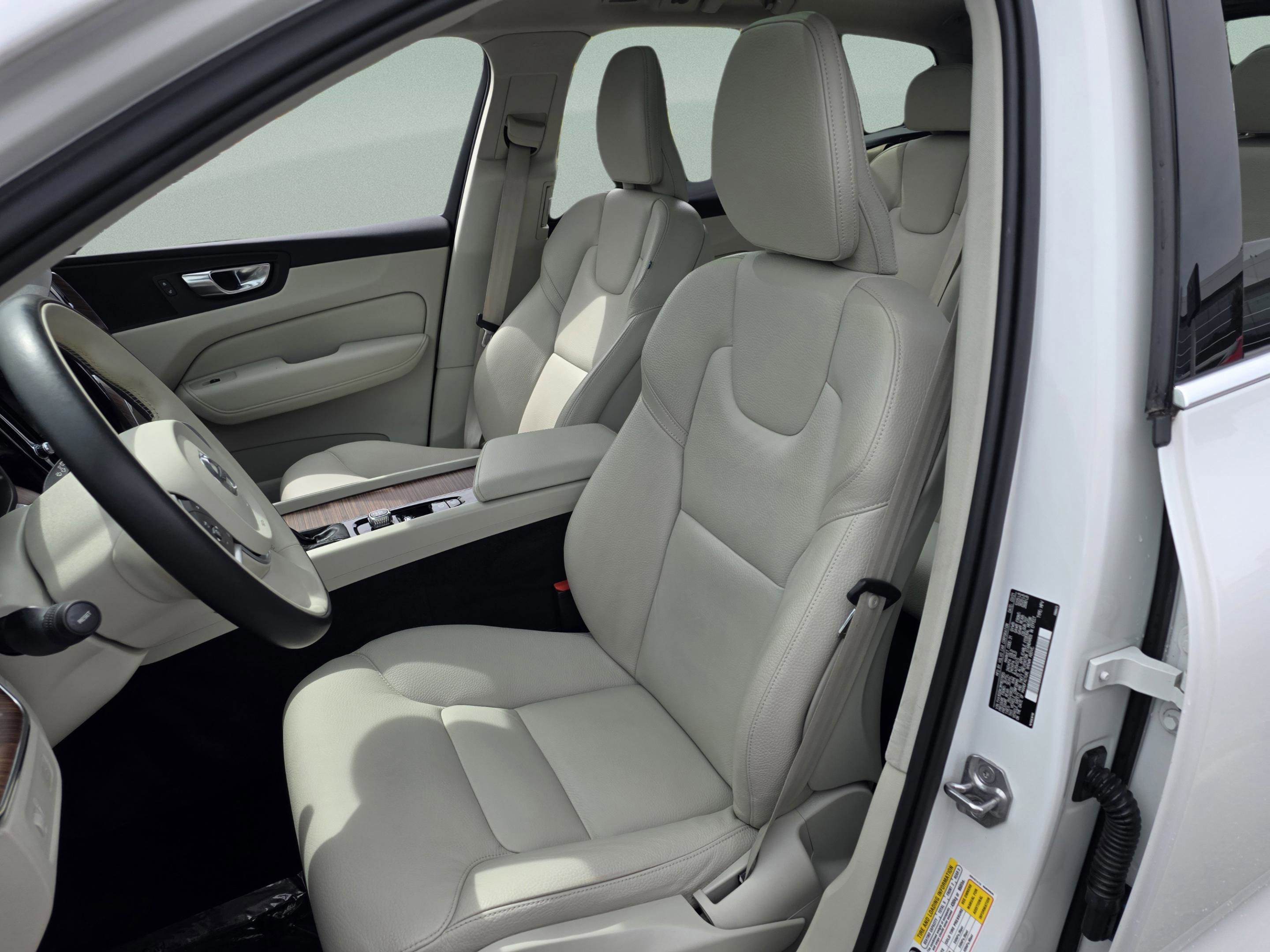 Used 2021 Volvo XC60 T5 Momentum w/ Climate Package image 15