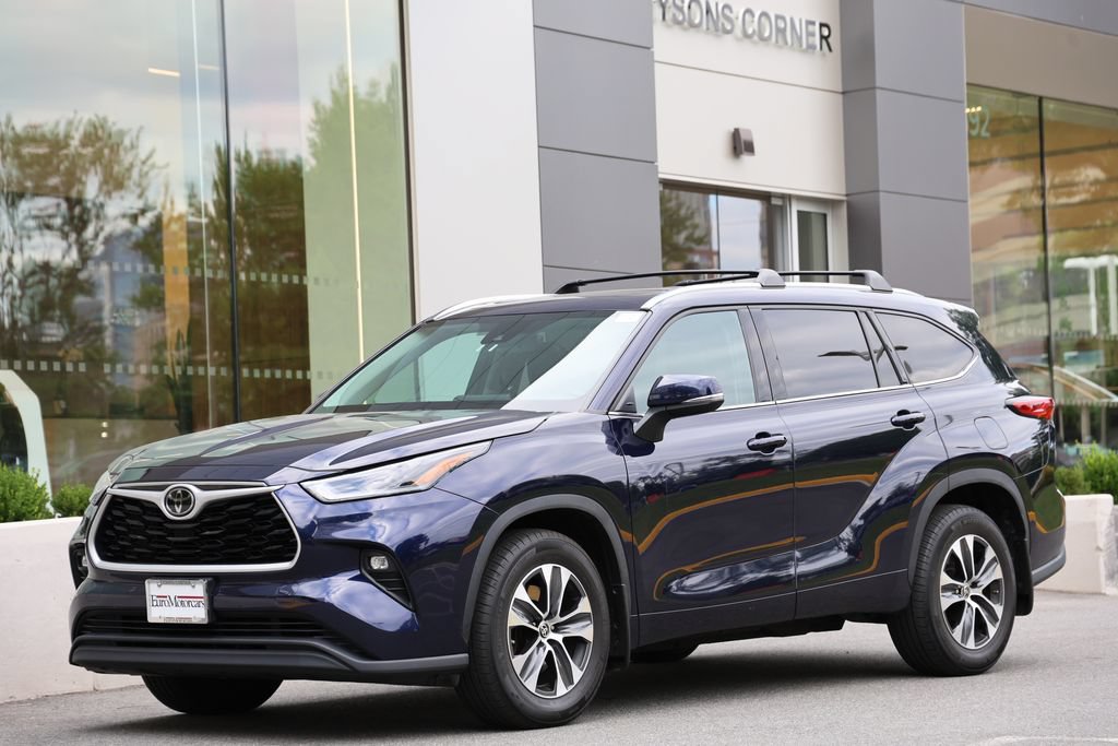 Used 2021 Toyota Highlander XLE AWD/4WD image 1