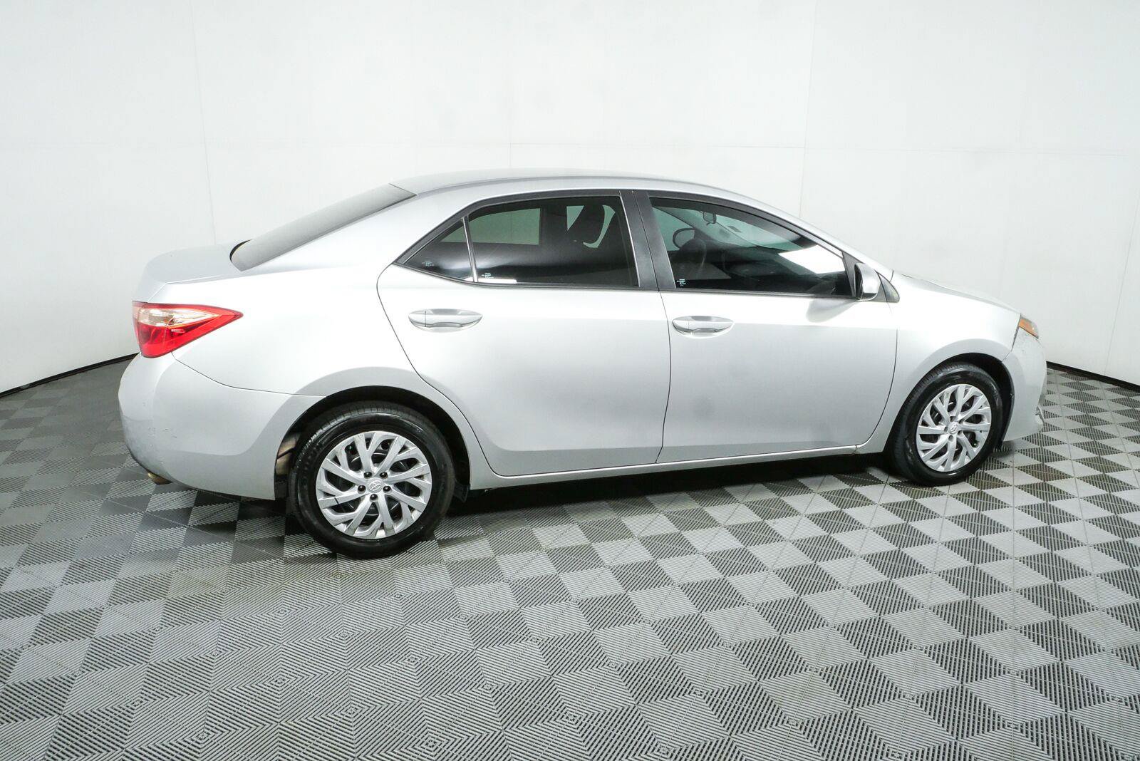 Used 2017 Toyota Corolla LE FWD image 2