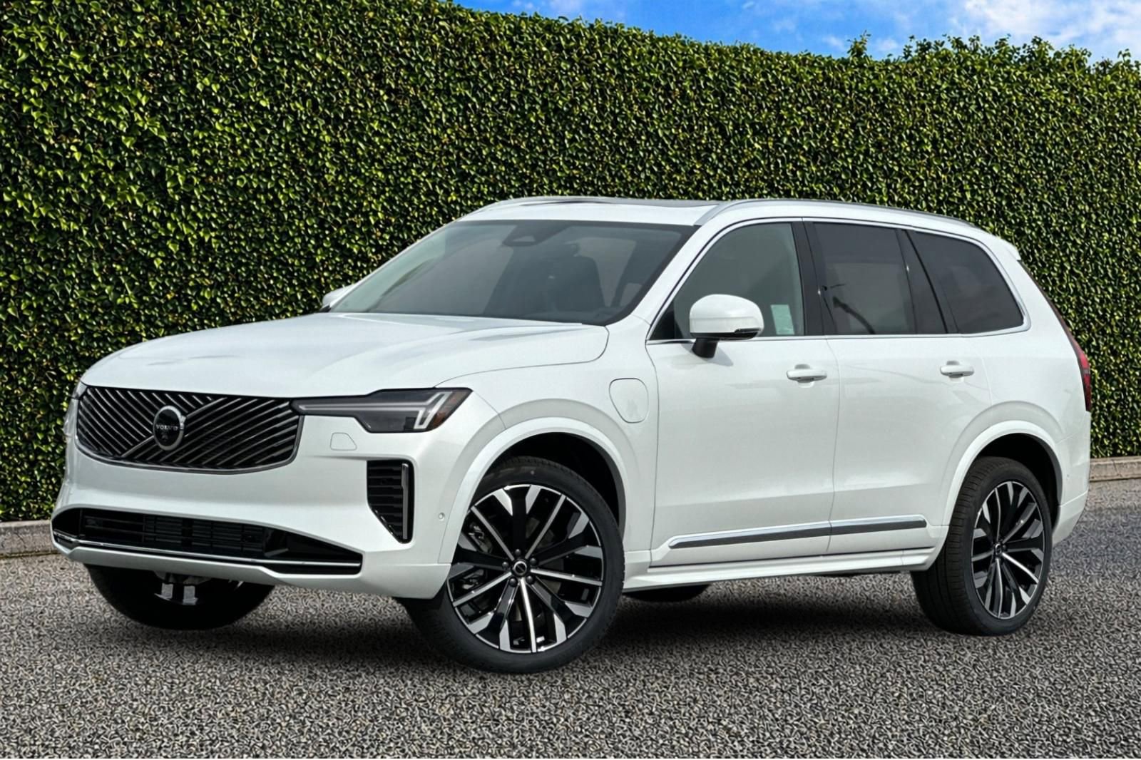 New 2025 Volvo XC90 T8 Plus w/ Protection Package Premier AWD/4WD image 1