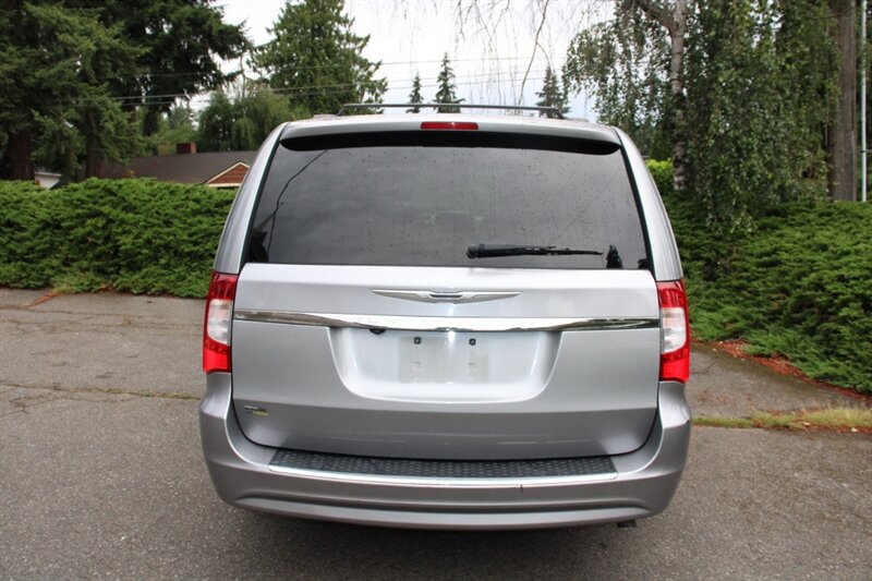 Used 2014 Chrysler Town & Country Touring FWD image 12