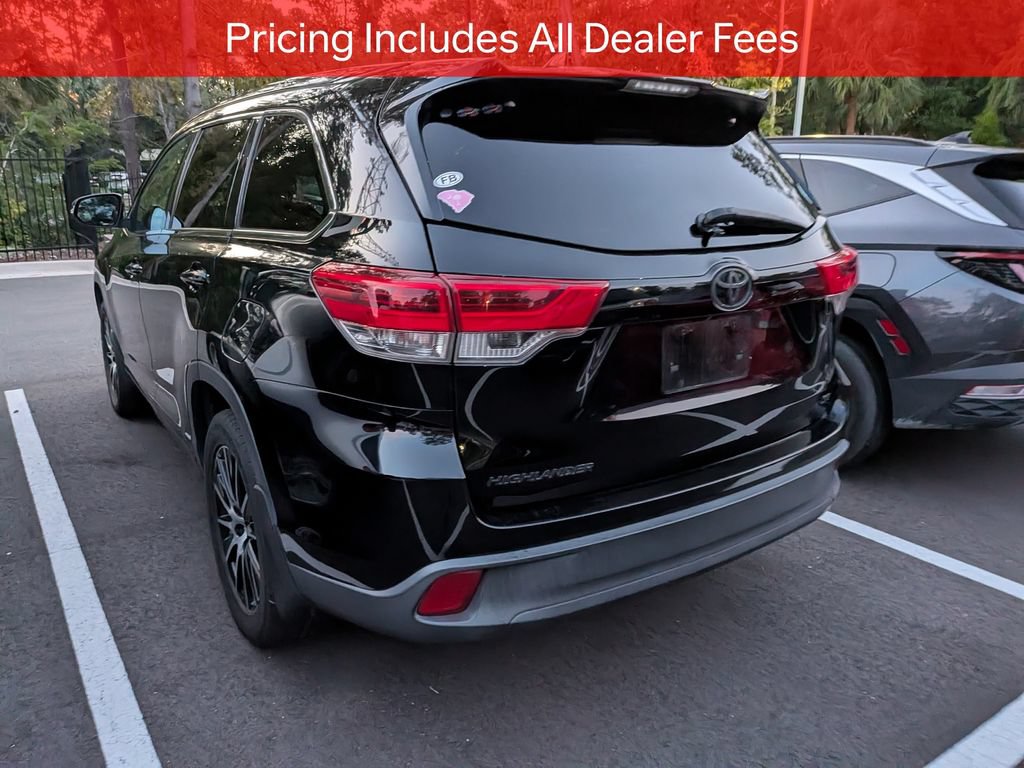 Used 2017 Toyota Highlander SE FWD image 5