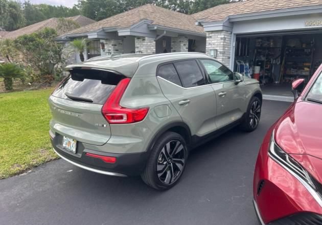 Used 2023 Volvo XC40 B5 Ultimate w/ Protection Package Premier AWD/4WD image 2