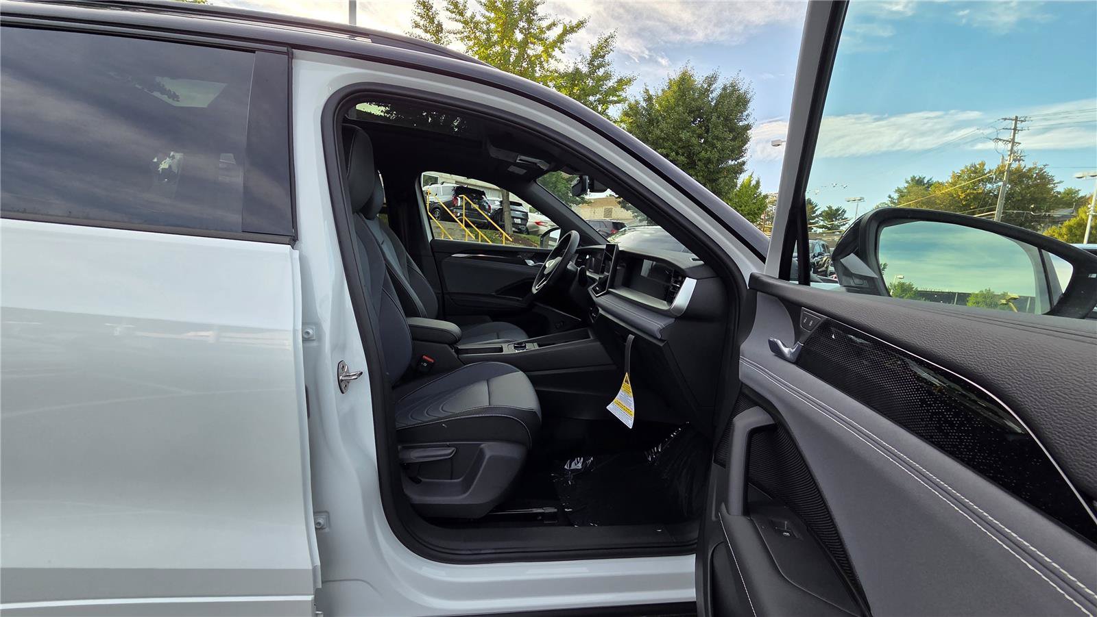 New 2026 Volkswagen Tiguan SE R-Line AWD/4WD image 31