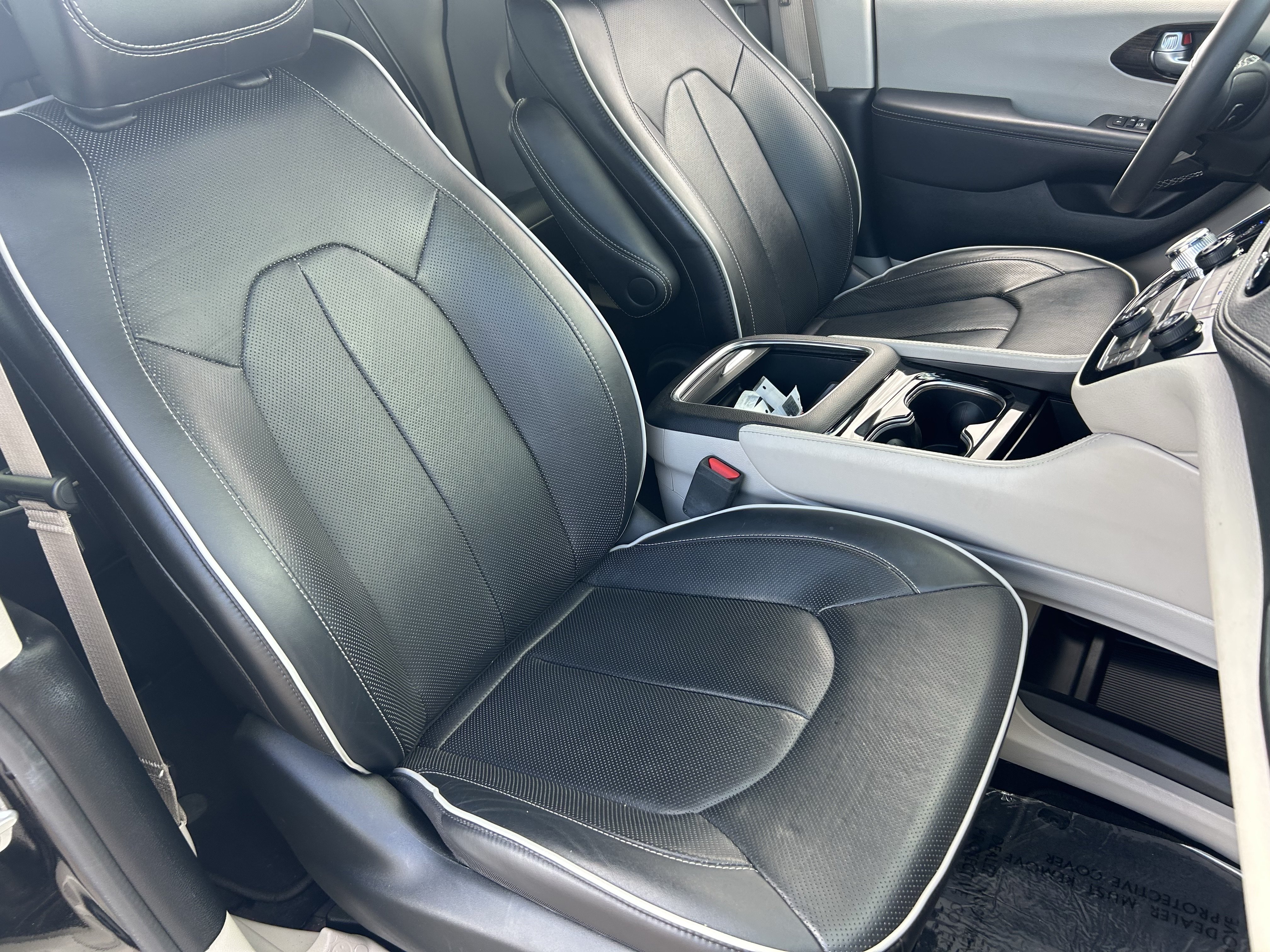 Used 2024 Chrysler Pacifica Limited FWD image 11
