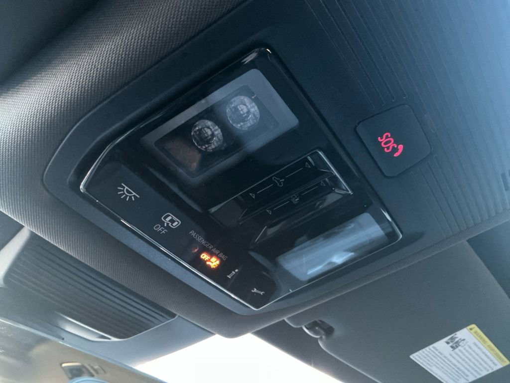 Used 2025 Volkswagen Tiguan SE R-Line image 25