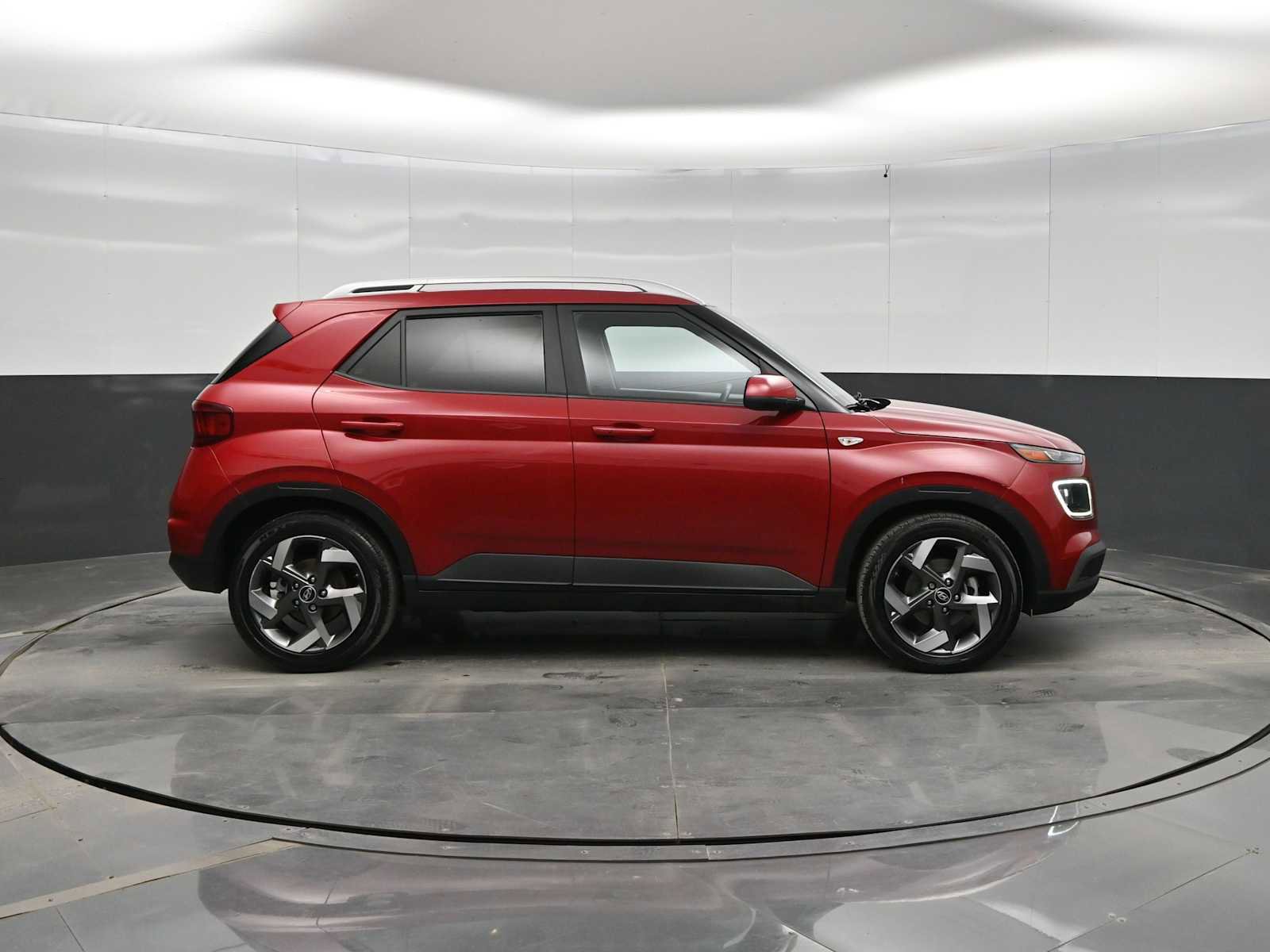 Used 2022 Hyundai Venue Limited FWD image 8