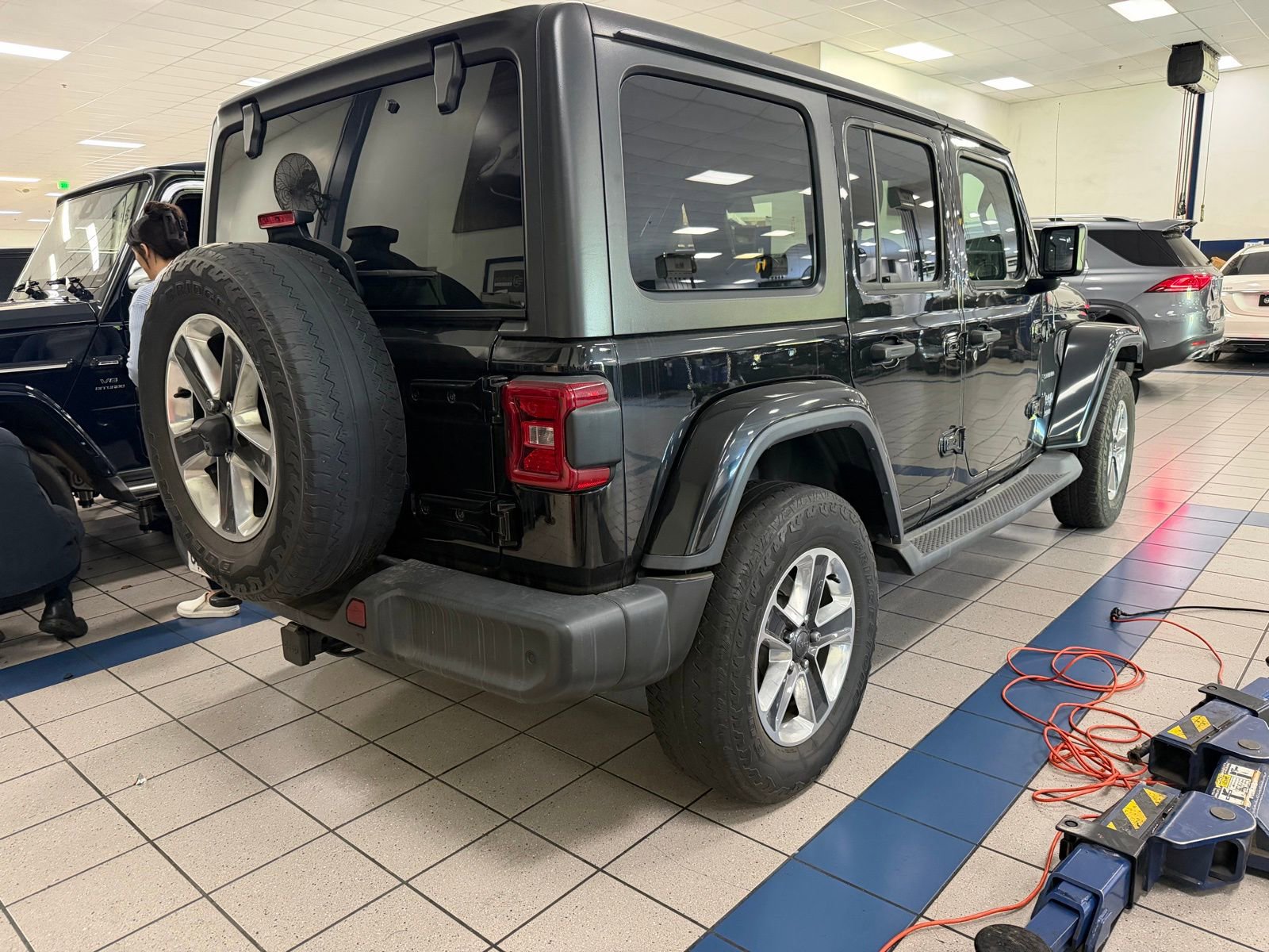 Used 2018 Jeep Wrangler Unlimited Sahara image 2