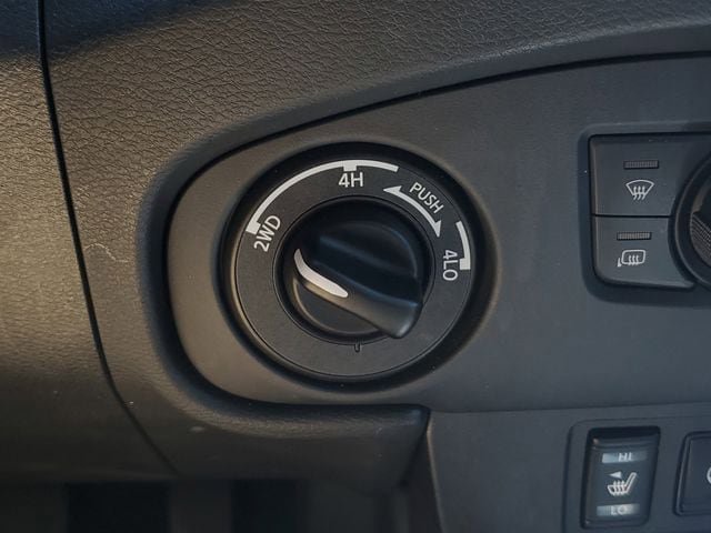 Used 2023 Nissan Frontier SV w/ SV Convenience Package image 32