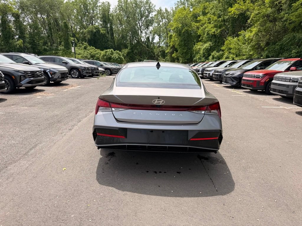 Used 2024 Hyundai Elantra SEL FWD image 5