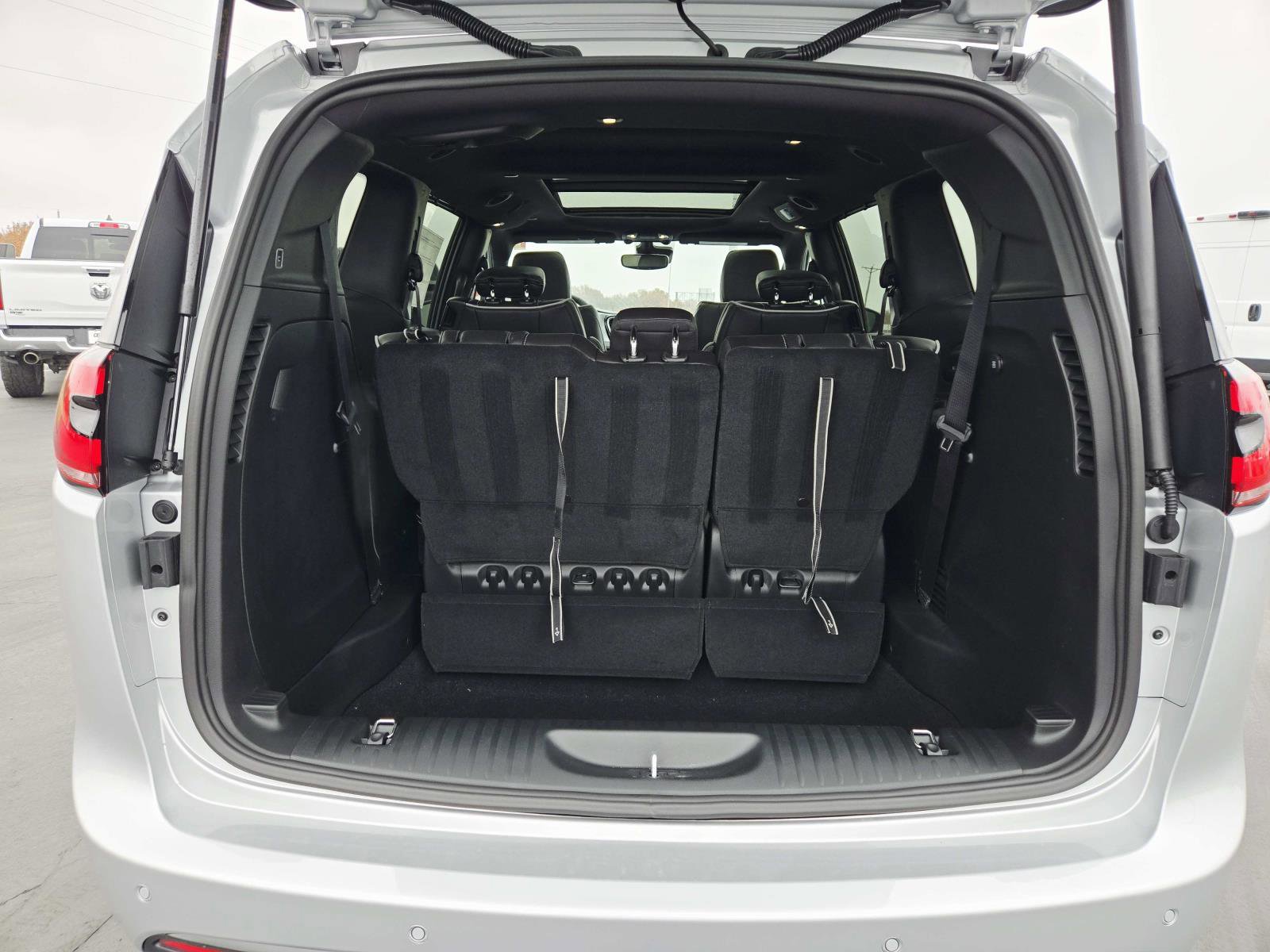 New 2026 Chrysler Pacifica Limited w/ S Appearance Package image 15