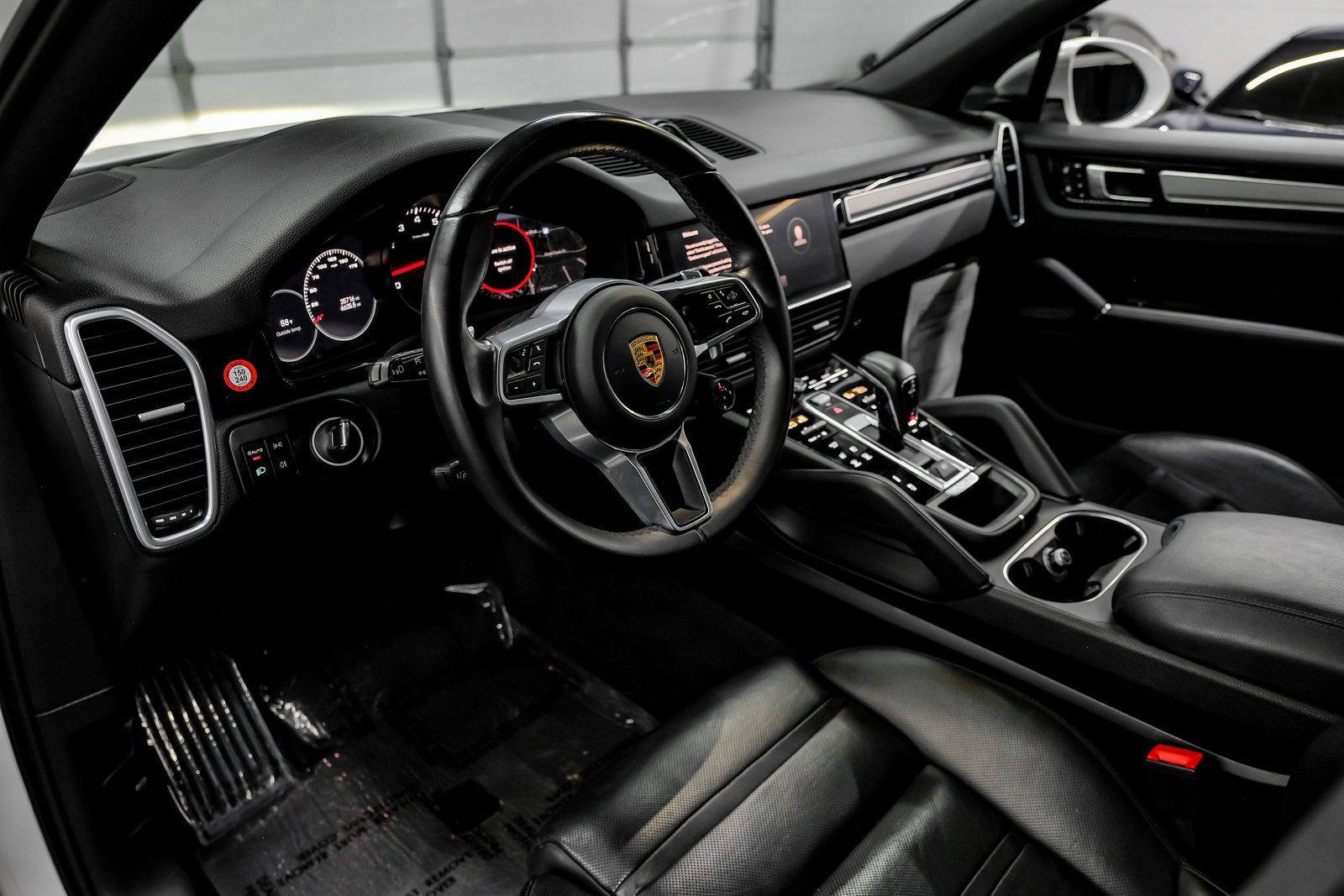 Used 2023 Porsche Cayenne Coupe image 3