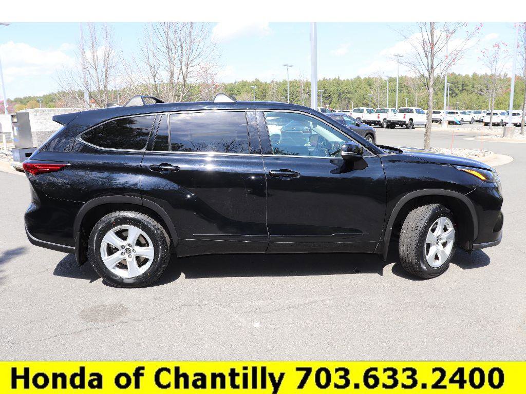 Used 2022 Toyota Highlander LE AWD/4WD image 8